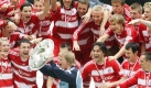 FC Bayern Mnchen: Deutscher Meister, Pokalsieger: Luca Toni und Franck Ribry machten den Unterschied. Unter Trnen ging Trainer Ottmar Hitzfeld und machte Platz fr Jrgen Klinsmann und die Buddha-Statuen. Dessen Umbaumanahmen verlangten Manager Uli Hoene vieles ab, sptestens nach dem 2:1 im Spitzenspiel gegen 1899 Hoffenheim war die Bayern-Welt aber wieder in Ordnung. Foto: dpa