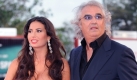 Flavio Briatore und seine Frau Elisabetta Gregoraci besuchen das Filmfestival von Venedig. Briatore heiratete Gregoraci im Juni 2008. Jetzt erwartet sie ein Kind von ihm: Briatore kommt es da wohl doch nicht so ganz ungelegen, dass er von nun an mehr Zeit hat. Foto: dpa