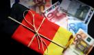 Die Bundesregierung will bis 2014 die Rekordsumme von rund 80 Milliarden Euro einsparen. Das gab Bundeskanzlerin Angela Merkel zum Abschluss der zweitägigen Sparklausur in Berlin bekannt. Es handelt sich um das größte Sparpaket in der Geschichte der Bundesrepublik. Foto: dpa