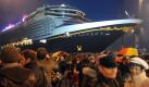 Das bisher größte in Deutschland gebaute Passagierschiff, die 340 Meter lange Disney Dream, wird am bei der Meyer-Werft in Papenburg (Kreis Emsland) ausgedockt. Foto: dpa