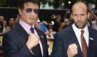
Stallones «Expendables» erneut an US-Kinospitze
Vorspann: 	
Text: 	

Los Angeles (dpa) - Sylvester Stallone hat mit seinem Actionfilm «The Expendables» erneut den Spitzenplatz der amerikanischen Filmcharts in Beschlag genommen.

Nach einem Debüt mit über 35 Millionen Dollar (27 Millionen Euro) verdiente der Streifen um einen Trupp schießwütige Söldner an seinem zweiten Wochenende weitere 16,5 Millionen Dollar, berichtete das US-Branchenblatt «Variety». «The Expendables» mit Mickey Rourke, Dolph Lundgren, Jason Statham und Stallone, der auch Regie führte, läuft an diesem Donnerstag in den deutschen Kinos an.

Die Vampirparodie «Beilight: Biss zum Abendbrot» nahm am Wochenende den zweiten Platz der US-Kinohitliste ein. Der Liebeskampf eines Vampirs und eines Werwolfs um die schüchterne Becca mit völlig unbekannten Schauspielern brachte 12,2 Millionen Dollar in die Kassen. Ab dem 9. September beißt das Trio auch in Deutschland zu.

Hollywoodstar Julia Roberts war den Vampiren mit «Eat Pray Love» dicht auf den Fersen. Nach einem Kinostart mit knapp 24 Millionen Dollar spielte der Streifen an seinem zweiten Wochenende weitere 12 Millionen Dollar ein. Als frisch geschiedene Frau auf der Suche nach dem Sinn des Lebens zieht Roberts durch Italien, Indien und Indonesien und lernt Essen, Religion und Liebe neu kennen. Die deutschen Zuschauer müssen sich noch bis zum 23. September gedulden. Foto: dpa