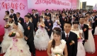 Many newlyweds take part in a collective wedding to celebrate the upcoming 60th anniversary of the People?s Republic of China in Qingdao city,eastern China?s Shandong province, 27 September 2009. There are sixty newlyweds coming from different cities take part in a collective wedding at Qingdao Olympic sailing center in order to celebrate the upcoming 60th anniversary of the People?s Republic of China,which occurs on 01 October. EPA/WU HONG +++(c) dpa - Bildfunk+++ Foto: dpa