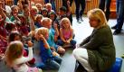 In einer Fernsehsendung wünschte sich ein Kind des Astrid-Lindgren-Kindergartens in Dortmund den Besuch der nordrhein-westfälischen Ministerpräsidentin Hannelore Kraft (SPD). Und diese erfüllte heute den Wunsch. Bei ihrer Stippvisite las die Politikerin den Kindern vor und sprach mit ihnen über ihre Wünsche. Foto: dpa