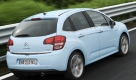 Viel Energie hat Citroën in das Fahrwerk des Wagens gesteckt. Mit breiterer Spur und einer geänderten Hinterachse liegt der C3 sehr gut auf der Straße, ohne den typisch französischen Fahrkomfort abzulegen. Auch holprige Straßen schluckt die Federung klaglos, und trotz der ziemlich leichtgängigen Lenkung vermittelt der kleine Fünftürer ein angenehmes Fahrgefühl. ESP ist bei allen Modellen Serie. Foto: press-inform