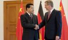 Der Vorsitzende der Politischen Konsultativkonferenz des Chinesischen Volkes, Jia Qinglin (l.), und Bundespraesident Christian Wulff geben sich am Montag (31.10.11) in Berlin im Schloss Bellevue zur Begruessung die Hand. Qinglin und Wulff kamen in Berlin zu einem Gespraech zusammen. Foto: Michael Gottschalk/dapd Foto: dapd