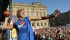 Wahrzeichen vor Wahrzeichen: Basketballer Dirk Nowitzki ist derzeit Vorzeigestar der Stadt Würzburg. Die Residenz im Hintergrund ist Unesco-Weltkulturerbe. Bei so viel Glamour jubeln die Würzburger. Foto: dpa