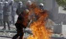 Bei den Ausschreitungen in Athen hat die Kleidung eines Sicherheitsbeamten Feuer gefangen. Foto: dapd