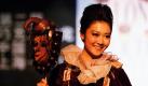 Ein chinesisches Model posiert bei der Chocolate Fashion Show in Shanghai in einem Outfit aus Schokolade. Foto: ap