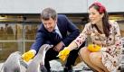 Der dänische Kronprinz Frederik und seine Frau Kronprinzessin Mary füttern am Montag (27.09.2010) bei ihrem Besuch des Ozeaneums in Stralsund die Pinguine auf dem Dach. Während der zweitägigen Visite in Mecklenburg-Vorpommern wird das Kronprinzenpaar, welches direkte Vorfahren aus Mecklenburg hat, in Stralsund, Schwerin, Rostock und Güstrow erwartet. Foto: Bernd Wüstneck dpa/lmv +++(c) dpa - Bildfunk+++ Foto: dpa