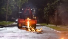 Doch damit fangen die tödlichen Ereignisse erst an. Die zwölf Überlebenden holt der Tod einen nach dem anderen zu sich. Das erste Opfer wird brennend hinter einem Truck hergeschleift und stirbt dabei. Foto: Warner Bros. Pictures