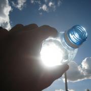 Klares Wasser durch Licht (Foto)