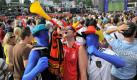 Fußball-Fans stehen am Sonntag (26.06.2011) in Frankfurt am Main während des Spiels in der Gruppe A zwischen Deutschland und Kanada auf dem Gelände der Frankfurter Fußballmeile vor einer Videoleinwand. Die Frauen- Fußball-Weltmeisterschaft wurde am Sonntag offiziell mit dem Spiel Deutschland - Kanada eröffnet, das 2:1 endete. Foto: Marc Tirl dpa/lhe +++(c) dpa - Bildfunk+++  Foto: dpa