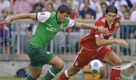 Sebastian Boenisch (l.), 22, treibt seine Karriere bei Werder Bremen voran, hier gegen Bayerns Mario Gomez. Bis zur C-Jugend spielte er bei Rot-Weiß Oberhausen im Mittelfeld und im Sturm - Außenverteidiger gab es noch nicht. In den Jugendmannschaften des FC Schalke 04 stellte man ihn dann in die Viererkette. Foto: dpa