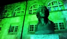 Eine Büste von Friedrich Schiller wird vor dem Hauptgebäude der Friedrich-Schiller-Universität in Jena von farbigem Licht angestrahlt. Die Universität gehört zu den fünf besten Hochschulen Deutschlands, seit dem sie in zwei Bereichen in die Exzellenzgruppe aufgenommen wurde. Foto: ddp