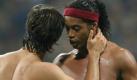Dreckige, verschwitzte Männerkörper - auf einmal interessiert sich die Frau neben einem auf dem Sofa für die Champions League: für Diego (links) und Ronaldinho! Foto: dpa