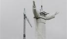 Workers raise the shoulders and arms of a statue of Jesus before placing them onto the figure's body, in Swiebodzin, Poland, on Saturday Nov. 6, 2010. A local priest is building what he claims to be the largest statue of Jesus Christ in the world. (AP Photo/Czarek Sokolowski) Foto: ap