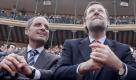FILE - In this March 13, 2008 file photo, the president of  Valencia's Regional Goverment Francisco Camps, left sits with the conservative Popular Party leader Mariano Rajoy at  a bullring in Valencia, Spain. A Spanish judge on Friday July 15, 2011 has indicted Camps on bribery charges in a case that has dogged his party for years.Camps and three other former Valencia government officials must stand trial on charges of receiving gifts, such as expensive suits, in return for favors for businesses, The trial, which is expected to start this fall, stems from a corruption probe across Spain into bribes allegedly paid by companies to Popular Party members in return for lucrative contracts.Camps was re-elected in May by a huge majority.(AP Photo/Fernando Bustamante, file) Foto: dapd
