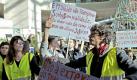 Bodenpersonal am Flughafen von Lissabon: Mit einem der größten Streiks seit Jahrzehnten protestierten die Menschen gegen die Sparmaßnahmen der Regierung Foto: Miguel A. Lopes Foto: dpa