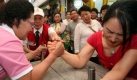 Auf Seouls Gwangjin-Ward-Marktplatz betreiben Hausfrauen einen Armdrückwettbewerb. Foto: dpa