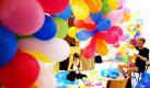 Lars Hinrichs und Suse Itzel bereiten in Hamburg bei der Jahresausstellung der Hochschule für bildende Künste ihre Performance mit Luftballons vor. Vom 7. bis 11. Juli präsentieren Studierende aus den Bereichen Bildhauerei, Design, Malerei, Film, Grafik, Fotografie und zeitbezogene Medien ihre jüngsten Arbeiten. Foto: dpa