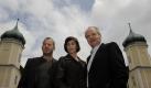 Der ZDF-Zweiteiler Entführt mit (von links) Heino Ferch, Nina Kunzendorf und Friedrich von Thun erhielt 2010 die Goldene Kamera als bester deutschen Fernsehfilm. Foto: dapd/ Philipp Guelland
