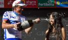 Der Weißrusse Yauheni Hutarovic feiert seinen Etappensieg bei der Vuetlta-Ettappe der Spanien-Rundfahrt. Der Nobody aus dem französischen FD Jeux-Team sprintete den Favoriten Mark Cavendish überraschend auf den letzten 50 Metern der Etappe nieder. Foto: ap