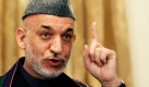 Afghanistans Präsident Hamid Karzai im Gespräch mit Journalisten während einer Pressekonferenz in Kabul. Er wird weiter im Amt bleiben, nachdem sein Konkurrent nicht mehr zur Stichwahl antreten will. Foto: dpa