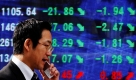 Ein Mann geht in Tokio vor einem elektronische Bord entlang, auf dem die aktuellen Kurse angezeigt werden. Der Nikkei 225 Stock Average fiel 301,72 Punkte oder 3,2 Prozent. Foto: ap