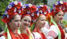 Farbenfroh kostümierte und geschminkte Tänzerinnen der Gruppe Visage stehen am Sonntag (31.05.2009) während des Karnevals der Kulturen in Berlin-Kreuzberg nebeneinander. Der Umzug ist der Höhepunkt des viertägigen Straßenfestes und vereint etwa 4.000 Teilnehmer aus 70 Nationen.
 Foto: dpa