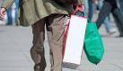 Börsenkrise hin oder her: Die Verbraucher lassen sich nicht vom Geldausgeben abhalten. Foto: dpa