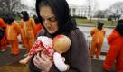 Liza Markus aus Seattle hält ihre Babypuppe während einer Anti-Kriegsdemonstration vor dem Weißen Haus in Washington. Foto: ap