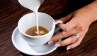 Latte Art ist kein Geheimnis. News.de und die Berlin School of Coffee verraten, wie Sie selbst Kunst auf ihren Kaffee zaubern - zum Beispiel ein Herz. Am Anfang steht bei Latte Art immer der Espresso. Wichtig dabei, die perfekte haselnussbraune Crema. Foto: Berlin School of Coffee