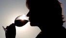 Alkohol ist ein oft verwendetes Einschlafmittel, aber gesunder Schlaf ist damit nicht möglich. Denn der Körper ist während der Ruhephase damit beschäftigt, den Alkohol abzubauen. Außerdem kann es schnell zur Gewöhnung kommen.

 Foto: ddp