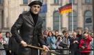 Zur Hymne der Wendezeit wurde das Lied Freiheit, welches auf dem Album Westernhagen zu finden ist. Mit diesem Album legte er zugleich die Wandlung vom nörgelnden Kerl hin zum elegant gekleideten und für viele auch arrogant wirkenden Westernhagen hin. Wie der Albumtitel erkennen lässt, fiel diesem Imagewandel auch der Name Müller zum Opfer. Foto: dpa