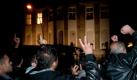 Etwa 30 syrische Regimegegner demonstrieren vor der syrischen Botschaft in Berlin. Einige von den Demonstranten waren zuvor in die Botschaft eingedrungen. Foto: Jörg Carstensen  Foto: dpa