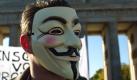 Ein Teilnehmer einer Demonstration gegen die Macht der Banken traegt am Samstag (15.10.11) in Berlin vor dem Brandenburger Tor eine Maske in jenem Design, das typischerweise von Aktivisten des internationalen Netzwerks 'Anonymous' getragen wird. Begleitet von einem grossen Polizeiaufgebot sind zahlreiche Menschen am Samstag in Berlin fuer ein gerechteres Finanzsystem auf die Strasse gegangen. (zu dapd-Text) Foto: Maja Hitij/dapd Foto: dapd