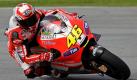 Der Italiener Valentino Rossi vom Team Ducati legt sich bei der ersten Testrunde der Vorsaison auf der Sepang-Rennstrecke in Kuala Lumpur, Malaysia, in die Kurve. Nachdem er wegen einer Schulter- und einer Schienbein-OP eine längere Pause einlegen musste, sitzt Rossi nun wieder auf dem Motorrad.  Foto: dpa