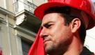 Builders participate in a demonstration in Athens, Greece, 17 December 2009. Teachers, medical personel and journalists participate in one day strike called by their unions and communist workers group PAME. EPA/ORESTIS PANAGIOTOU +++(c) dpa - Bildfunk+++ Foto: dpa