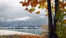 Teilweise schneebedeckt ist die Landschaft am Forggensee bei Osterreinen (Schwaben) am Mittwoch (20.10.2010). Wechselhaft mit vielen Wolken und Niederschlägen, die ab 700 Metern als Schnee niedergehen, ist das Wetter im Süden Bayerns. Foto: Karl-Josef Hildenbrand dpa/lby +++(c) dpa - Bildfunk+++ Foto: dpa