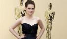 Die sonst eher lässige Kristen Stewart mal ganz damenhaft in einem ausgestellten, dunkelblauen Abendkleid von Monique Lhuillier. Foto: ap