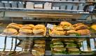 Fehler 5: Kantine
Viele Kantinen bieten gesundes Essen an und sind der beste Weg, um sich im Büro abwechslungsreich und ausgewogen zu ernähren. Ein Viertel der Deutschen isst am liebsten in der Kantine, hat eine Umfrage im Auftrag der DAK ergeben. Wer dort aber zu häufig zu fetten Gerichten greift, schadet seiner Gesundheit: Vor allem Frittiertes, Paniertes und zu viel Fleisch sollten vermieden werden. Foto: dapd
