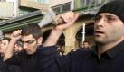 Schiitische Iraner peitschen sich beim Aschura-Fest aus. Oppositionsgruppen nutzen das Fest zu Protesten gegen das Ahmadinedschad-Regime. Foto: dpa