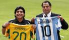 Während eines Besuches in Südafrika hat der argentinische Fußball-Nationaltrainer Diego Maradona ein ehemaliges Spieler-T-Shirt mit WM-Cheforganisator Danny Jordaan (ehemalischer brasilianischer Nationalspieler) getauscht.
 Foto: dpa