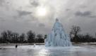 Der Belle Isle Ice Tree. Ein Kunstwerk, das aus mehreren ausrangierten Weihnachtsbäumen entsteht, die anschließend mit Wasser begossen worden. Foto: ap