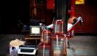 Ein Ladenbesitzer hält auf einem Stuhl vor seinem Geschäft im chinesischen Peking ein Mittagsschläfchen. Foto: ap