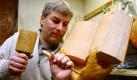 Holzkünstler Thomas Schwarz aus Schleife im Kreis Görlitz schafft mit seinem Schnitzmesser Kunstwerke aus Holz. Jetzt hat er seine Arbeit mit dem Titel Die Offenbarung fertiggestellt. Die Hände der Skulptur bestehen aus Kiefer, das Buch wurde aus geleimter Rotbuche gefertigt. Foto: dpa