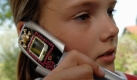Wenn Kinder zum Handy greifen, kann's teuer werden. Klingelton-Abos oder Premiumdienste stellen Schuldenfallen dar, aber selbst das unkontrollierte Versenden schnöder SMS-Nachrichten treibt die Mobilfunkrechnung in die Höhe. Anbieter haben auf den wachsenden Markt junger und jüngster Kunden reagiert. Sie bieten sogenannte Kinderhandys oder spezielle Tarife an. Eltern soll das Schlagwort Kostenkontrolle überzeugen. Foto: ddp