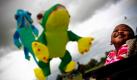 Südafrikanische Kinder vom Cape Mental Health Special Care Centre lassen in einer Vorschau für das Cape Town International Kite Festival in Khayelitsha erste Drachen in die Lüfte steigen. Drachenflieger aus der Schweiz, Österreich, Großbritannien, der USA, Malaysia und Indonesien machten behinderten und benachteiligten Knirpsen eine Freude und ließen sie an dem Ereignis teilnehmen. Am 23. und 24. Oktober zeigen die Sportler dann auch offiziell, was sie können. Foto: dpa