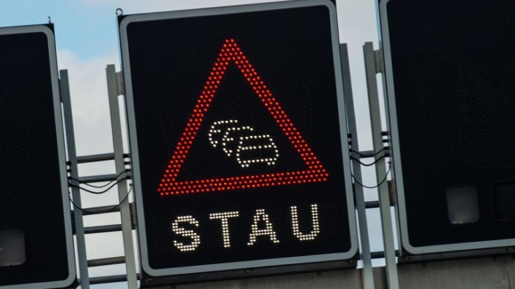 Autofahrer müssen am Wochenende nicht nur mit Staus, sondern auch mit Schnee und Glatteis rechnen.