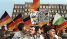 Bild Einig Vaterland 1989
ARCHIV - DDR-Brger whrend einer Demonstration in Dresden am 19.12.1989 mit Deutschland-Flaggen und einem Plakat mit der Aufschrift Deutschland einig Vaterland. Schon im Grndungsjahr 1949 hatte die DDR Johannes Robert Bechers Auferstanden aus Ruinen, vertont von Hanns Eisler, als Hymne bestimmt. Wegen einer Zeile durfte von 1972 an allerdings nur noch die Melodie intoniert werden. Die in Missgunst gefallene Passage erlangte 1989 mit dem Mauerfall wieder, allerdings eine von den SED-Oberen so nicht beabsichtigte Bedeutung: Deutschland einig Vaterland. Foto: Wolfgang Kumm dpa (zu dpa-Serie Deutsche Geschichte - Deutsche Geschichten vom 14.05.) +++(c) dpa - Bildfunk+++
 Foto: dpa